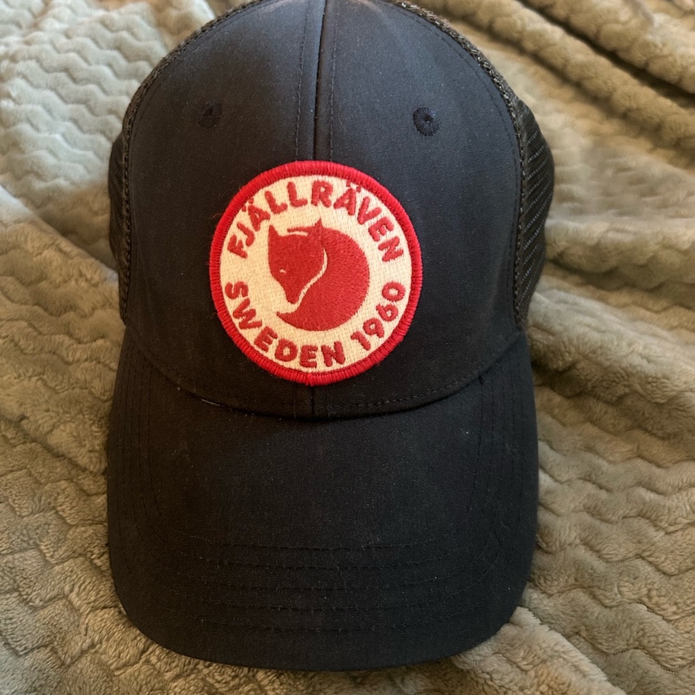 Fjallraven Black and Red Cap